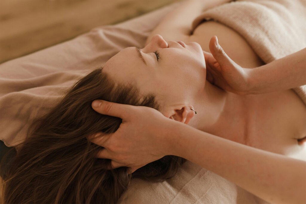 Sanfte Nacken- und Kopfmassage bei Harmonie Haus in Rapperswil-Jona – hilft Stress abzubauen und innere Ruhe zu finden.