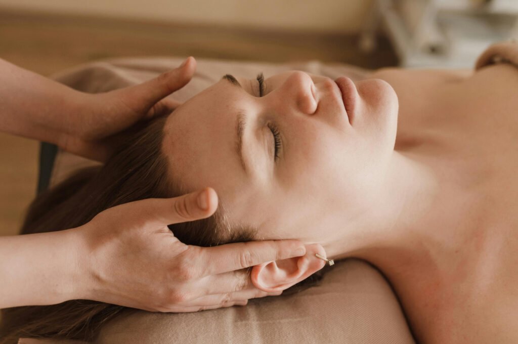 Entspannende Kopfmassage bei Harmonie Haus in Rapperswil-Jona – Massage hilft, Stress abzubauen und innere Ruhe zu finden.